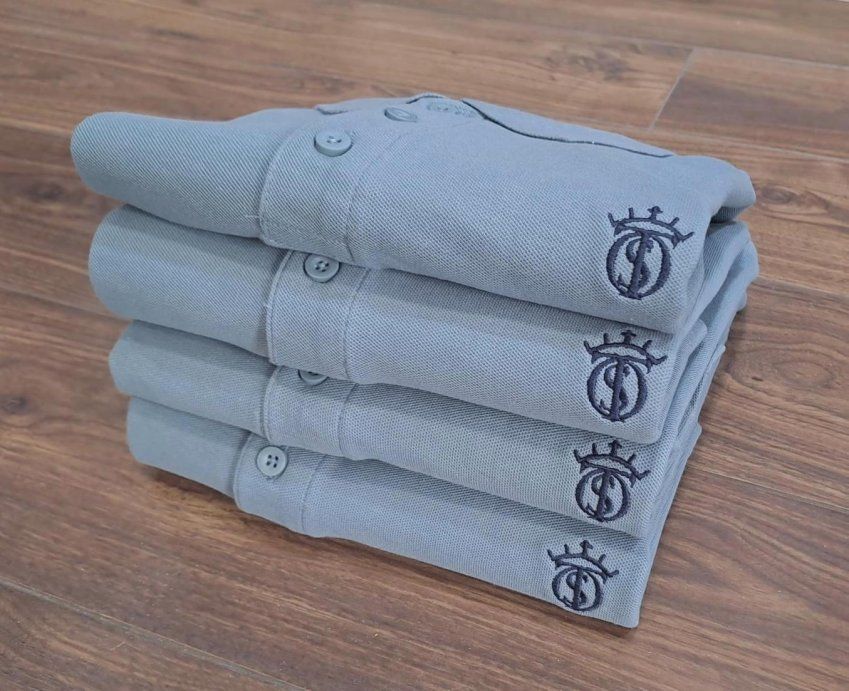 Polo Soto Classic Azul niebla grisáceo de hombre con bordado en azul marino con el Hierro EL SOTO de manga corta 100% Algodón Piqué