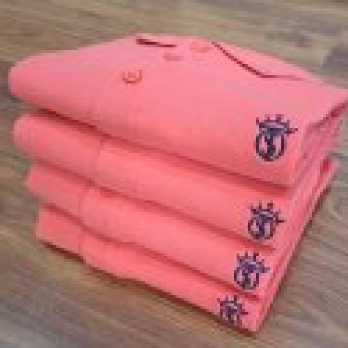 Polo Soto Classic Rojo Coral de hombre con bordado en azul marino con el Hierro EL SOTO de manga corta 100% Algodón Piqué