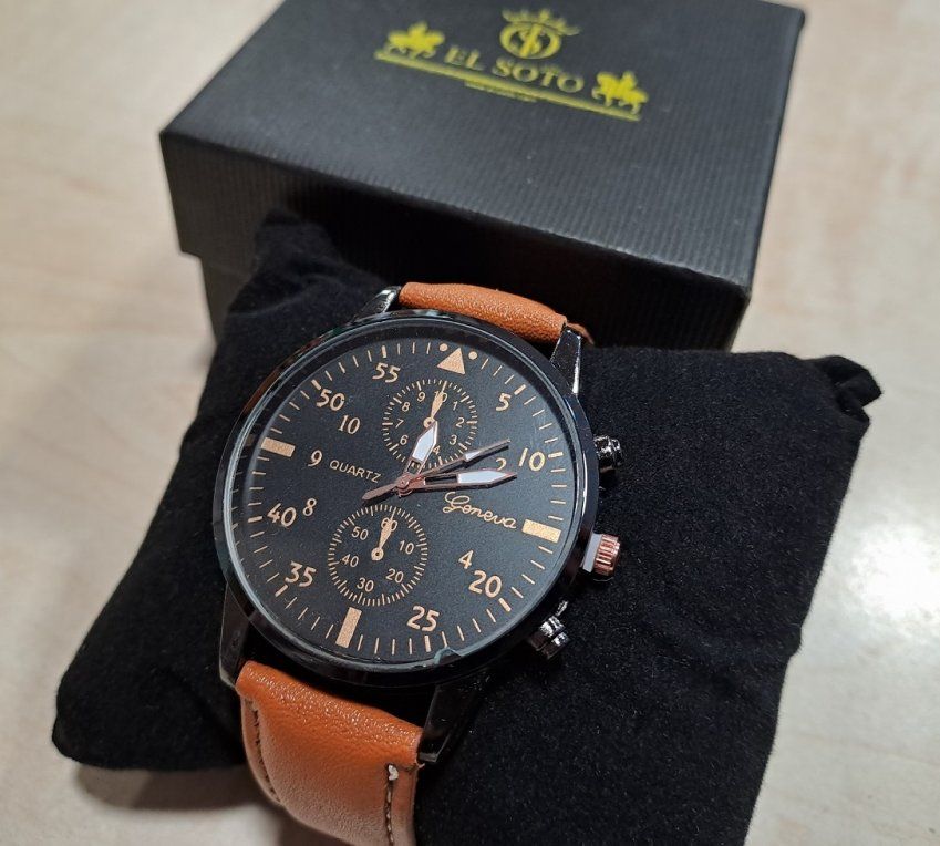 Reloj de pulsera N  **TIENE UN PEQUEÑO DEFECTO EN EL CRISTAL**