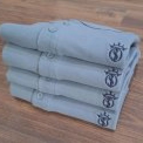 Polo Soto Classic Azul niebla grisáceo de hombre con bordado en azul marino con el Hierro EL SOTO de manga corta 100% Algodón Piqué