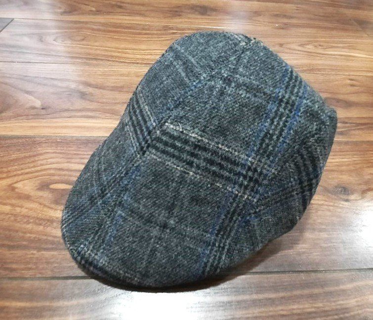 GR03 Gorra gris con cuadros en azul