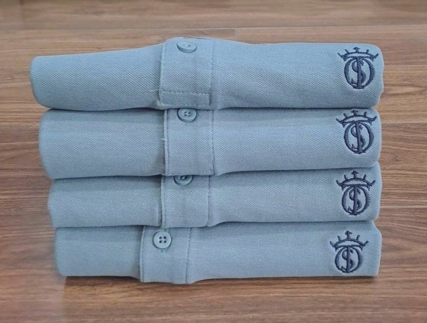 Polo Soto Classic Azul niebla grisáceo de hombre con bordado en azul marino con el Hierro EL SOTO de manga corta 100% Algodón Piqué