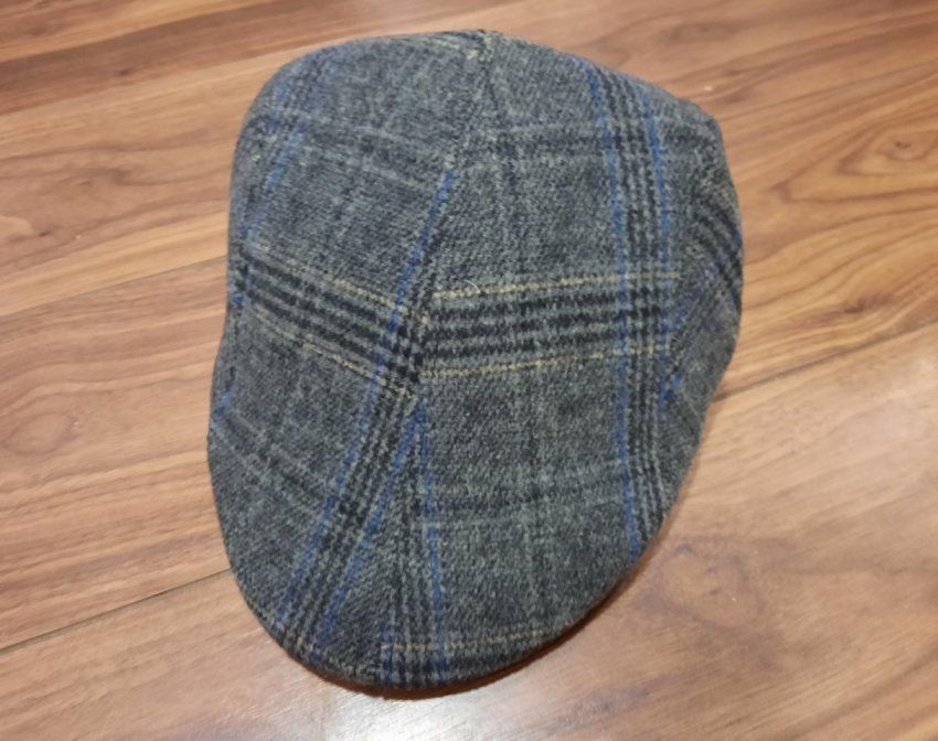 GR03 Gorra gris con cuadros en azul 2