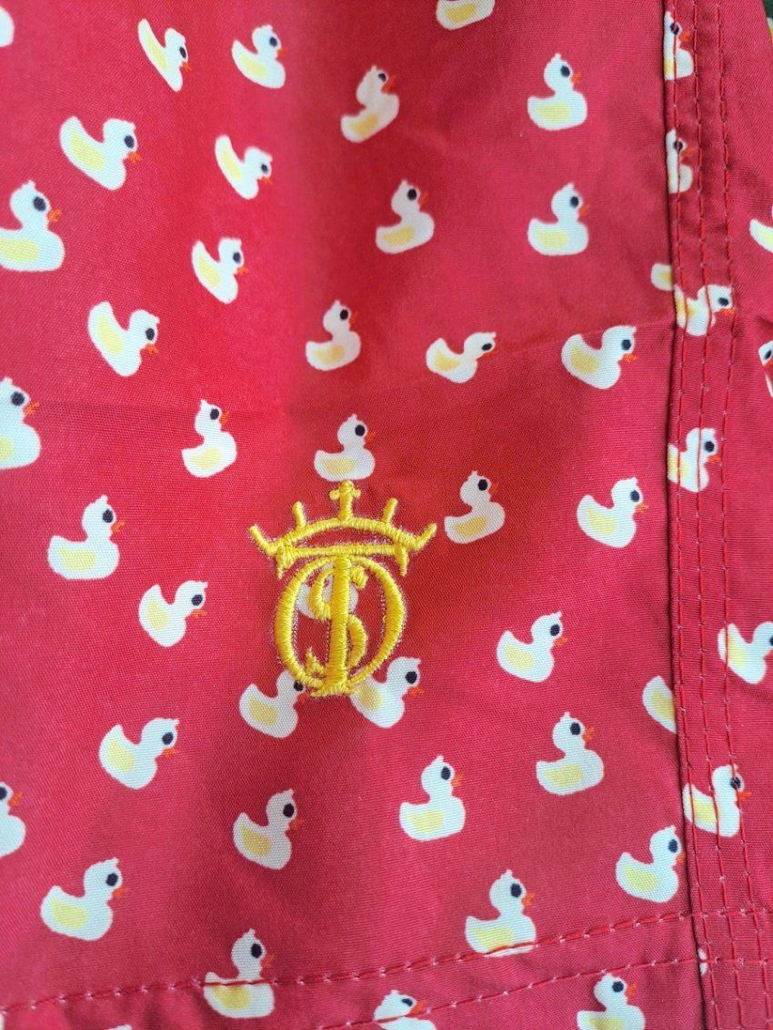 Bañador Rojo caldera con dibujos de patitos de goma amarillos y bordado del hierro de EL SOTO