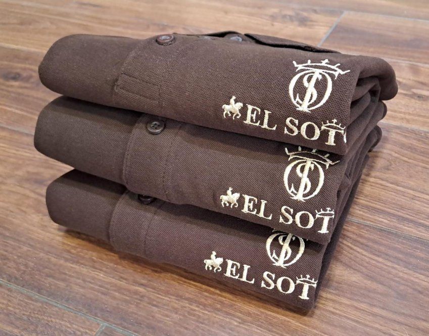 Polo Big Soto Marrón chocolate de hombre con bordado en beige camel con el Hierro y los Caballos EL SOTO de manga corta 100% Algodón Piqué