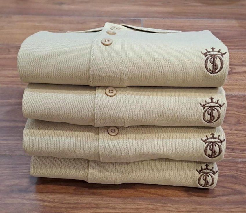 Polo Soto Classic Beige Camel de hombre con bordado en marrón chocolate con el Hierro EL SOTO de manga corta 100% Algodón Piqué