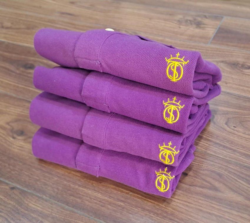 Polo Soto Classic Morado de hombre con bordado en amarillo al contraste con el Hierro EL SOTO de manga corta 100% Algodón Piqué