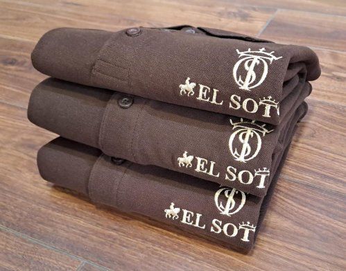 Polo Big Soto Marrón chocolate de hombre con bordado en beige camel con el Hierro y los Caballos EL SOTO de manga corta 100% Algodón Piqué