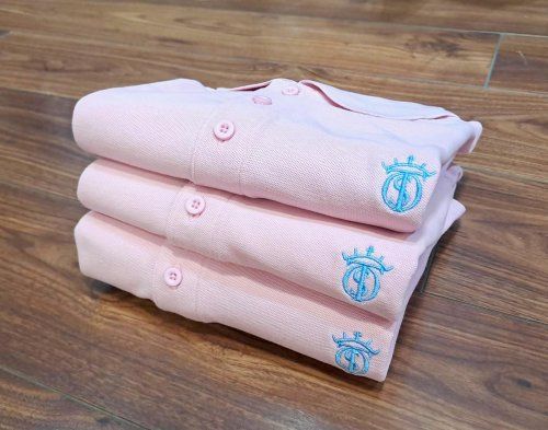 Polo Soto Classic Rosa Palo de hombre con bordado en azul celeste con el Hierro EL SOTO de manga corta 100% Algodón Piqué