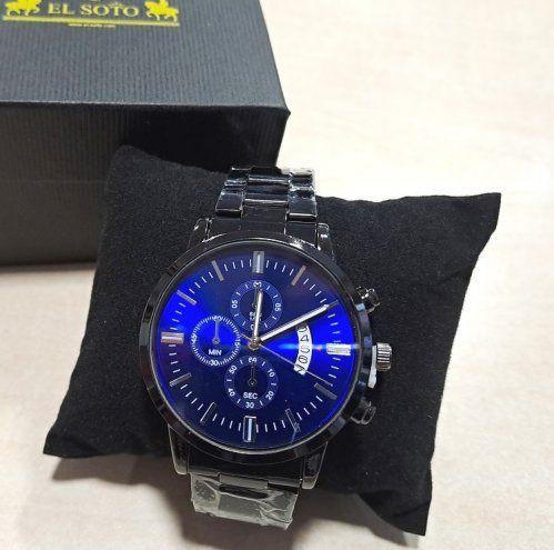 Reloj de pulsera MN en color azul eléctrico azulón en la esfera y correa metálica negra brillante EL SOTO
