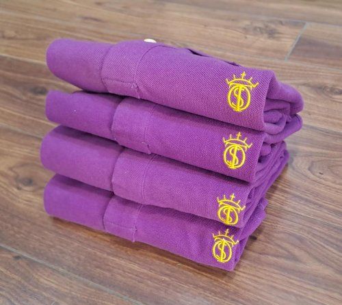 Polo Soto Classic Morado de hombre con bordado en amarillo al contraste con el Hierro EL SOTO de manga corta 100% Algodón Piqué